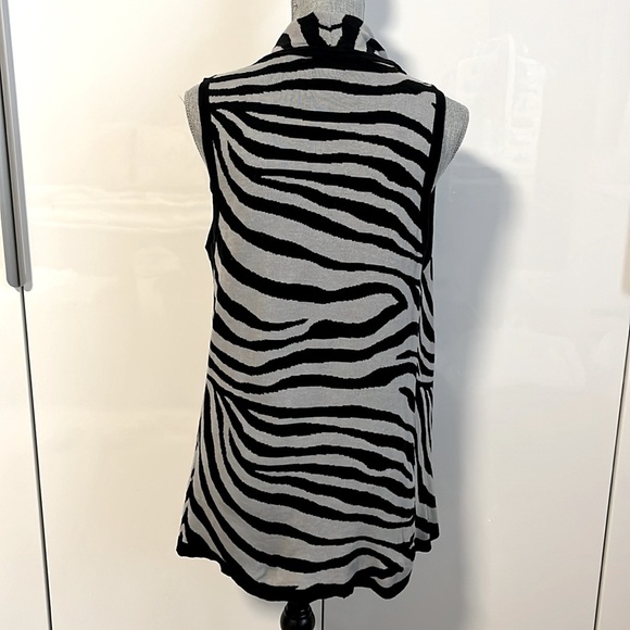 AUGUST SILK Drape Open Sleeveless Vest Animal Print, Size S - Picture 4 of 10